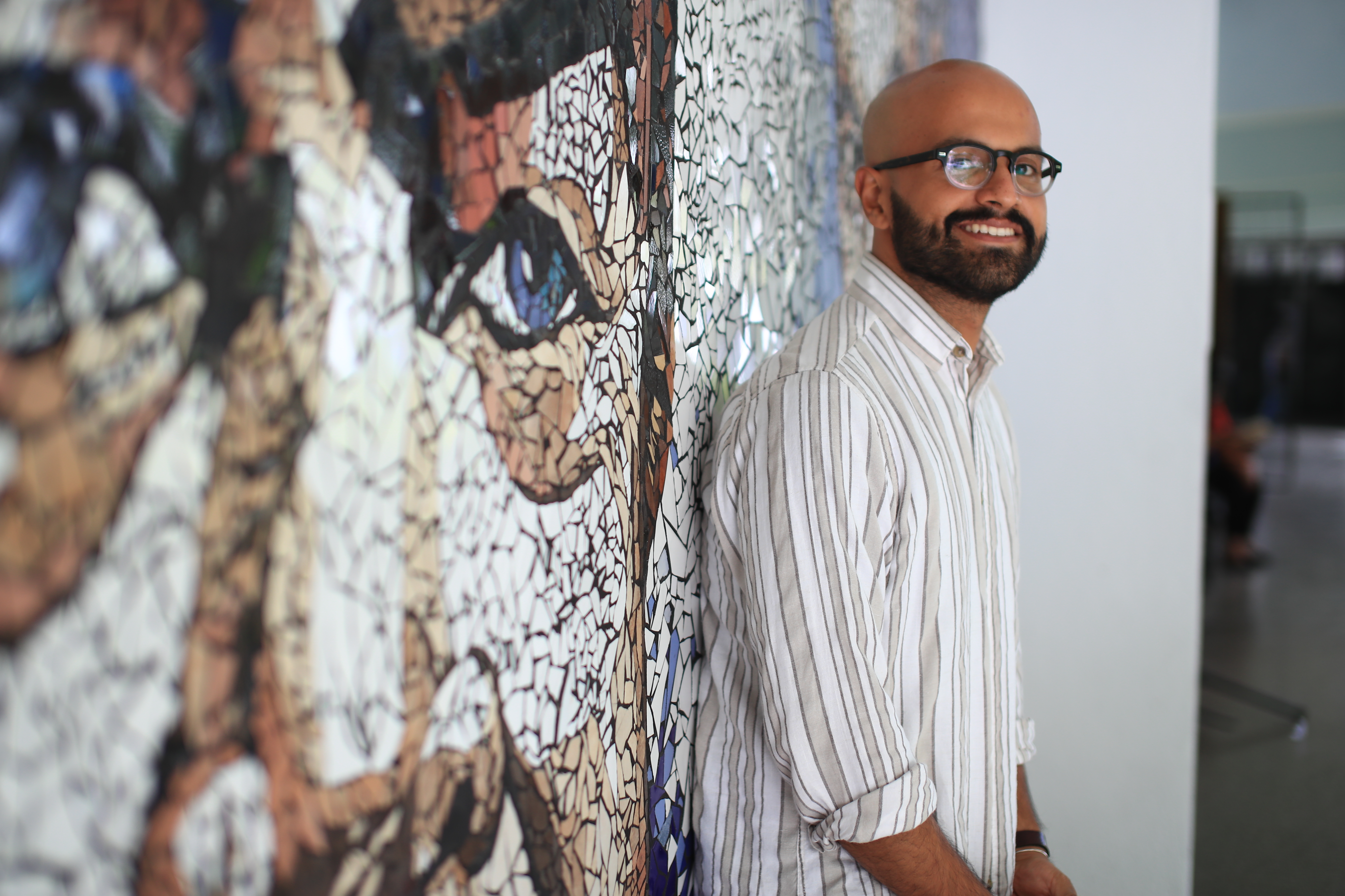 El artista visual Juan Ramón Meza es un profesional que trabaja con tinta.   En la imagen durante su exposición Remembranzas Aflorantes, en la Escuela Nacional de Artes Plásticas.   (Foto Prensa Libre: Carlos Hernández)