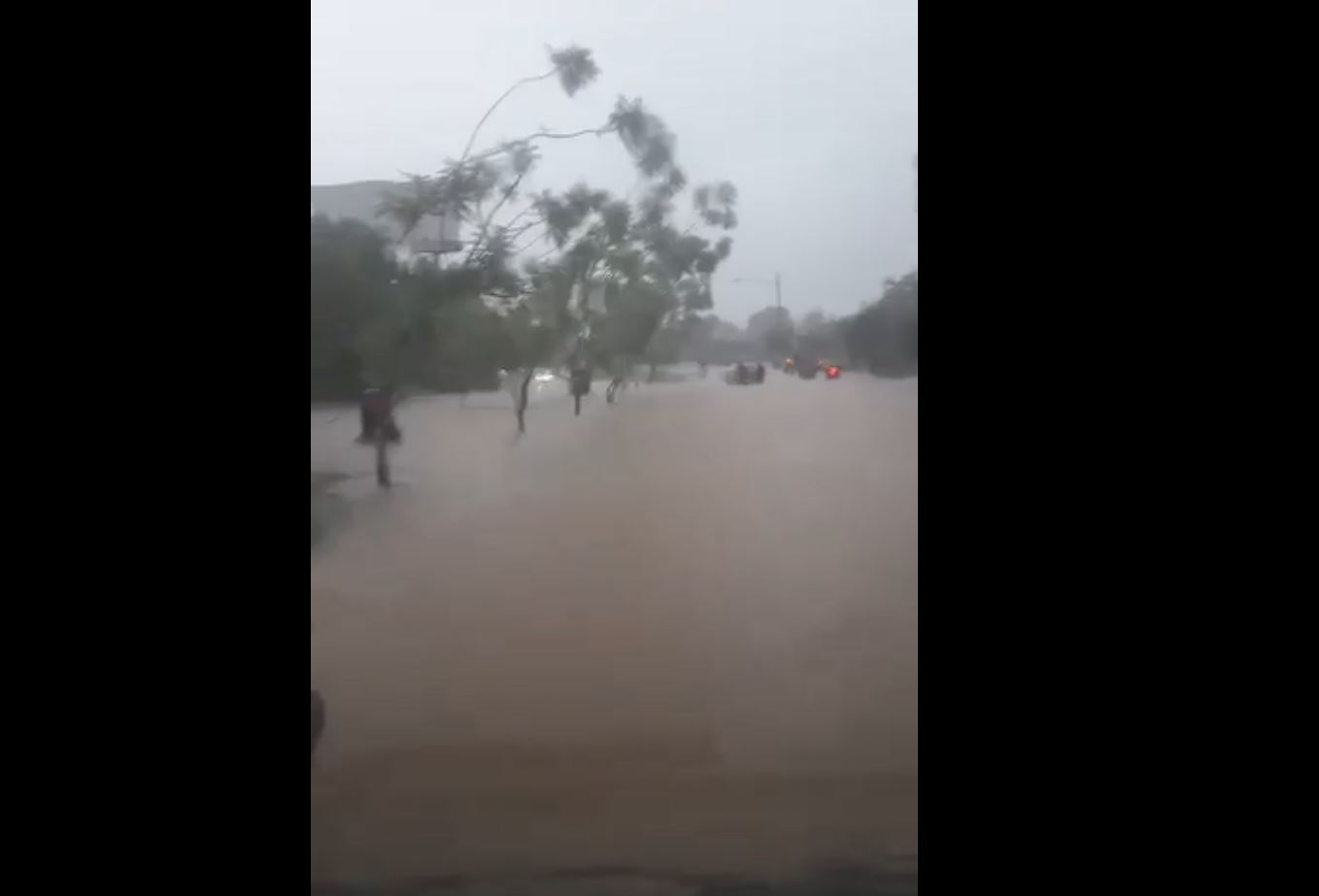 Inundación en una de las calles de ingreso al Aeropuerto Internacional La Aurora. (Foto Prensa Libre: Captura de video cortesía de Roberto Aguja)
