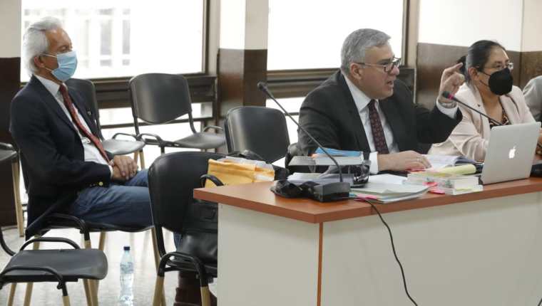 José Rubén Zamora, izquierda, y Samari Gómez, en la audiencia de este martes  de agosto. (Foto Prensa Libre: Esbin García)