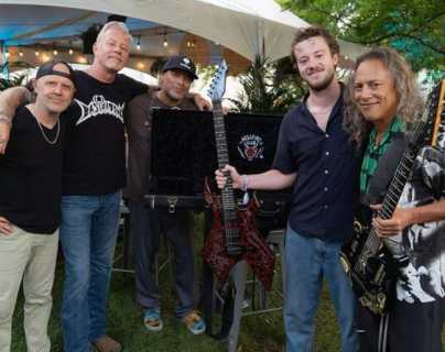 Eddie Munson de “Stranger Things” conoció a Metallica (Los camerinos, “Master of Puppets” y la guitarra autografiada)