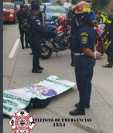 La mujer falleció en un accidente apenas días despué de comprar su moto. (Foto Prensa Libre: Bomberos Departamentales)