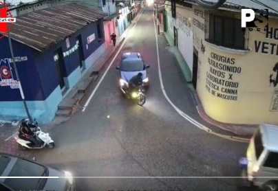 Video: el momento en que un automóvil embiste a un motorista que le intercepta el paso en Ciudad Vieja