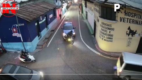 Video: el momento en que un automóvil embiste a un motorista que le intercepta el paso en Ciudad Vieja