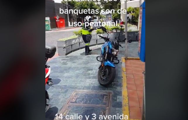 Video de Tik Tok muestra cómo conductores parquean sus motos en la acera y son sorprendidos por agentes de Tránsito