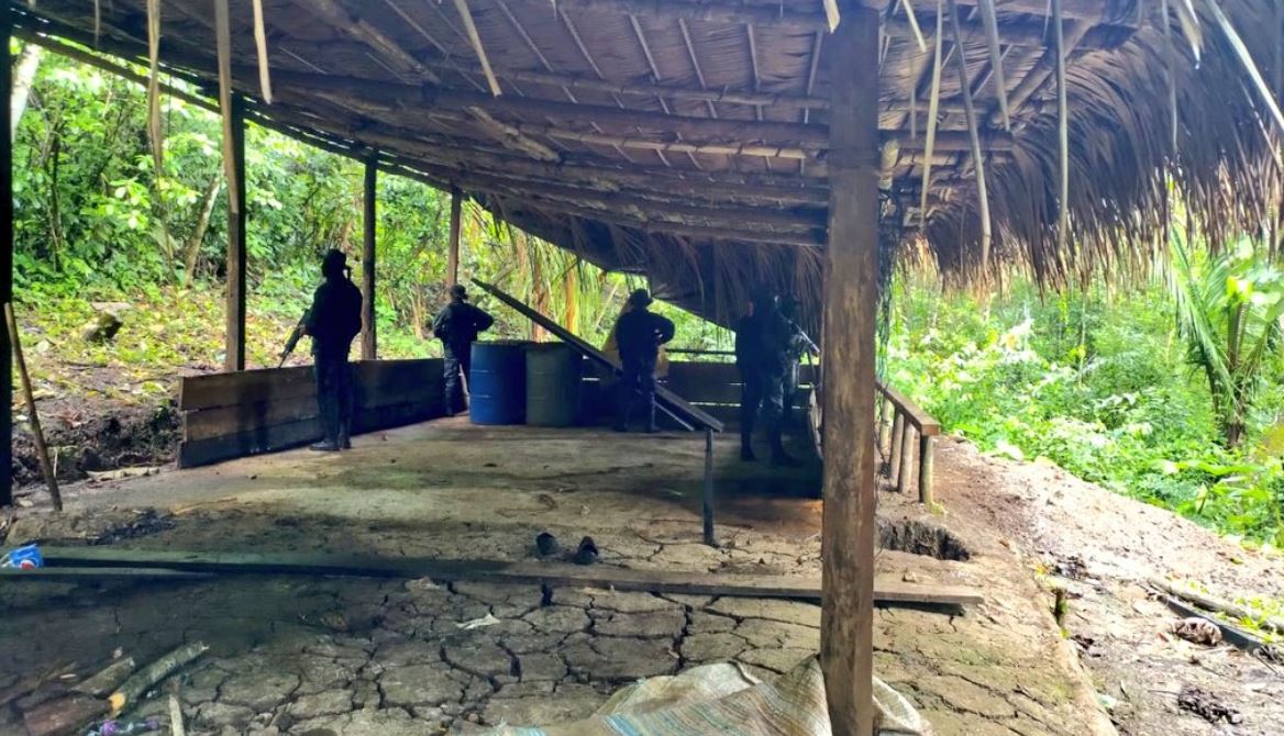 Los supuestos narcolaboratorios se encontraban en cercanías de plantaciones de hoja de coca. (Foto: Ejército de Guatemala)