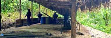 Los supuestos narcolaboratorios se encontraban en cercanías de plantaciones de hoja de coca. (Foto: Ejército de Guatemala)