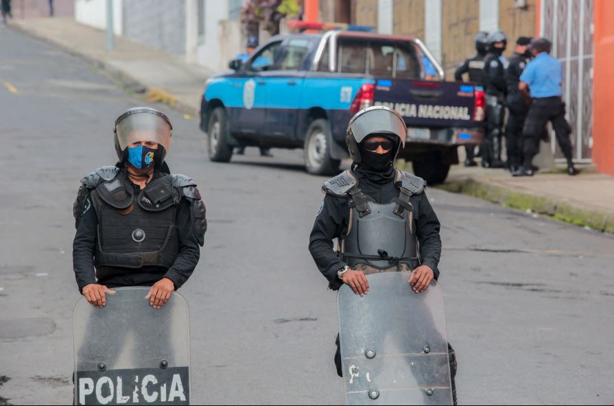 Policía de Nicaragua mantiene sitiado a obispo Rolando Álvarez