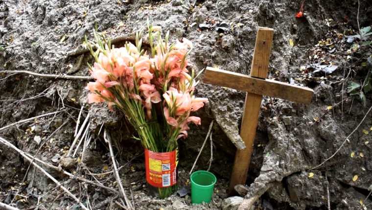 Familiares colocaron flores en el lugar del hallazgo del cuerpo. (Foto Prensa Libre: Mayra Sosa)