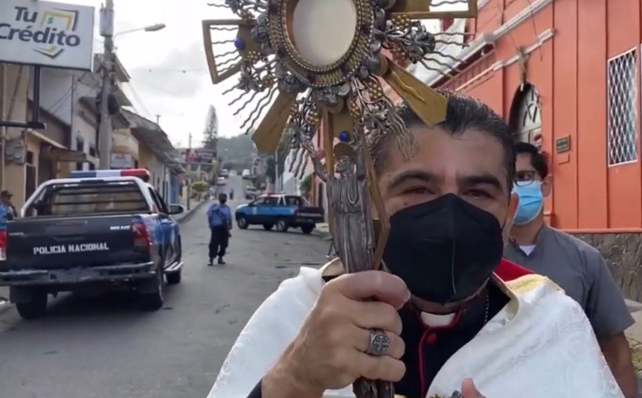 Obispo camina con el Santísimo por las calles mientras patrullas y policías lo vigilan. (Foto: 
@ulisesmendieta_/Twitter)