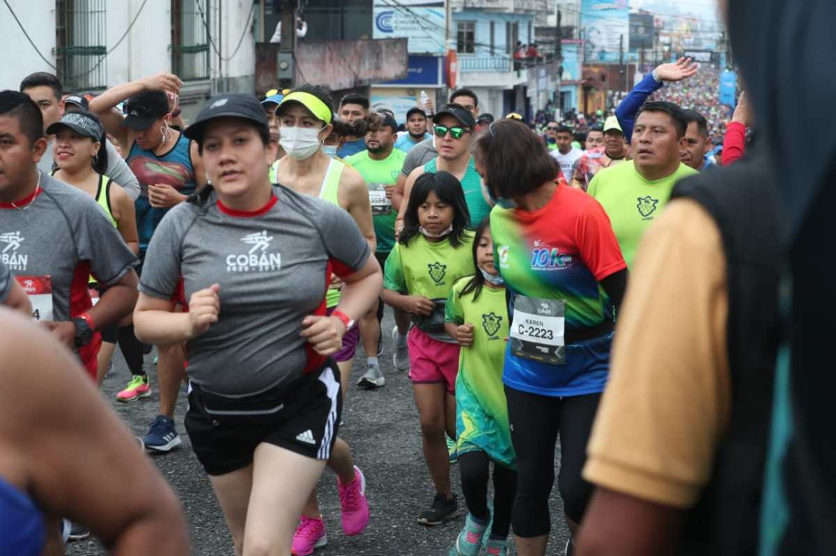 Medio Maratón de Cobán:  descalzos, disfrazados, con hijos: estas son las otras imágenes de la competencia