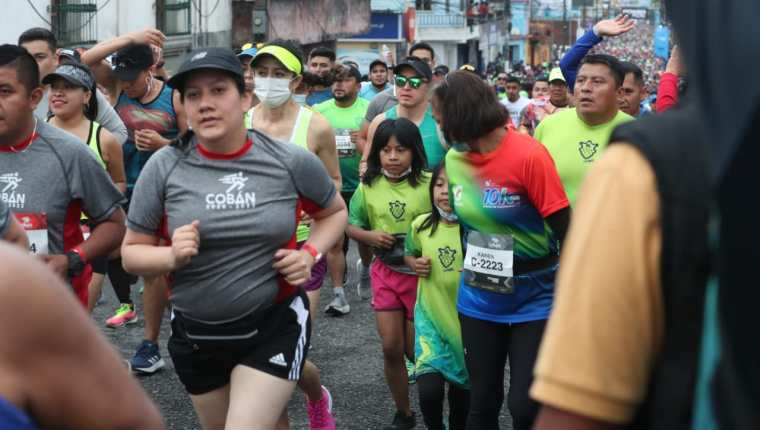 Personas de todas las edades y nacionalidades se hicieron presente a la Media Maratón de Cobán. (Foto Prensa Libre: Erick Ávila)