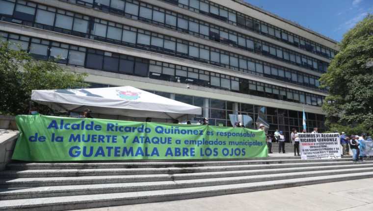 El pasado 10 de agosto, un grupo de empleados municipales protestaron frente a la Municipalidad de Guatemala y denunciaron corrupción y violación de sus horarios de trabajo. (Foto: Hemeroteca PL)