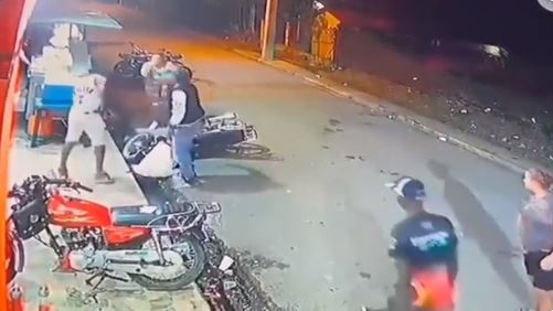 Momento de un supuestos atraco frustrado por los mismos asaltantes. (Foto: @ALunaSilva/Twitter)