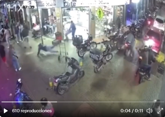 Video: el momento en que sicarios desatan pánico al disparar contra transeúntes en Colombia