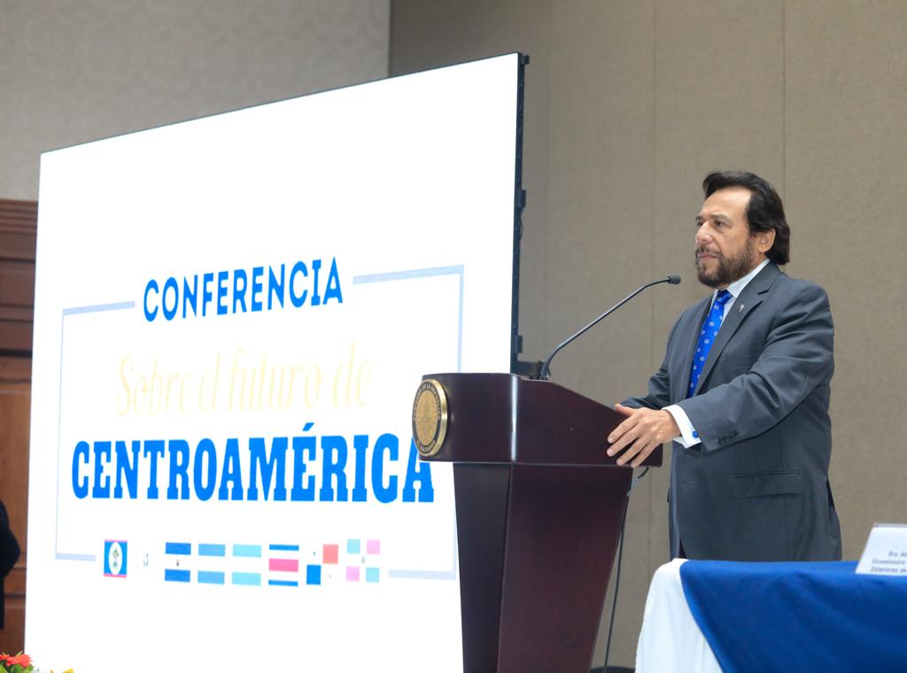 El vicepresidente salvadoreño Félix Ulloa, durante la inauguración de la conferencia El Futuro de Centroamérica, en San Salvador. El vicegobernante hizo un llamado a los países para que acuerpen la iniciativa. (Foto: Vicepresidencia El Salvador)