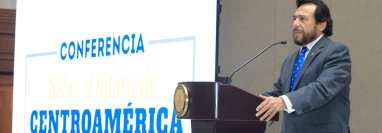 El vicepresidente salvadoreño Félix Ulloa, durante la inauguración de la conferencia El Futuro de Centroamérica, en San Salvador. El vicegobernante hizo un llamado a los países para que acuerpen la iniciativa. (Foto: Vicepresidencia El Salvador)