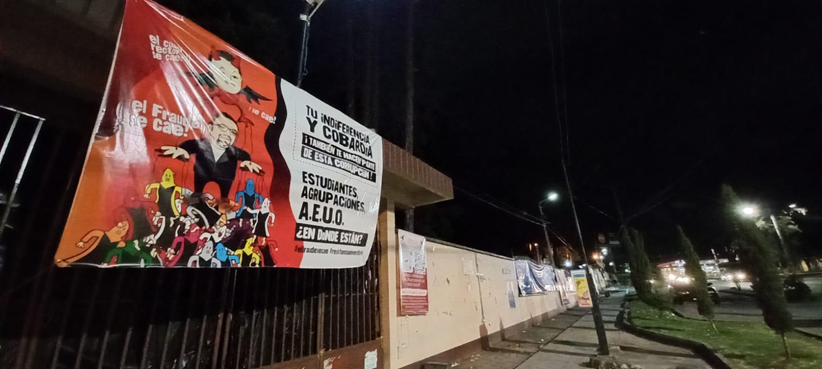 Estudiantes que mantienen tomada la Usac en oposición a la rectoría de Walter Mazariegos denuncian que fueron atacados con armas por grupo aliados a la administración. (Foto Prensa Libre: Mynor Toc)