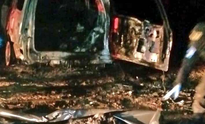 Vehículo quemado en cuyo interior se hallaron dos cadáveres carbonizados en la aldea Mesillas Bajas, Amatitlán. (Foto Prensa Libre: Bomberos Voluntarios) 