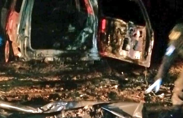 Vehículo quemado en cuyo interior se hallaron dos cadáveres carbonizados en la aldea Mesillas Bajas, Amatitlán. (Foto Prensa Libre: Bomberos Voluntarios) 