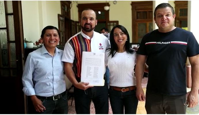 Amílcar Rivera recibe credenciales partido Victoria