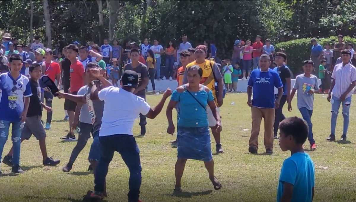 Video: aficionados inconformes con los resultados protagonizan batalla campal tras final de campeonato en Suchitepéquez