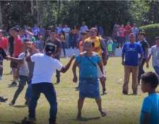 Aficionados se van a los golpes tras final en Suchitepéquez. (Captura de video: Marvin Túnchez)