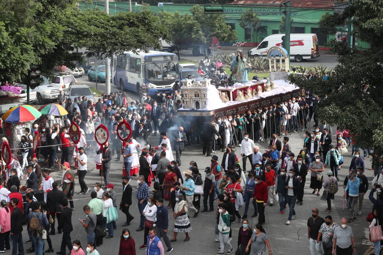 La procesión de la Virgen de la Asunción salió nuevamente a las calles tras dos años de encierro. (Foto Prensa Libre: Érick Ávila)