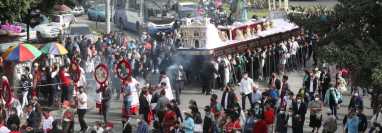 La procesión de la Virgen de la Asunción salió nuevamente a las calles tras dos años de encierro. (Foto Prensa Libre: Érick Ávila)