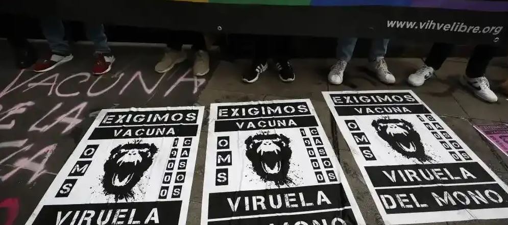 Una protesta en México exigiendo vacuna contra la viruela del mono. (Foto Prensa Libre: EFE)