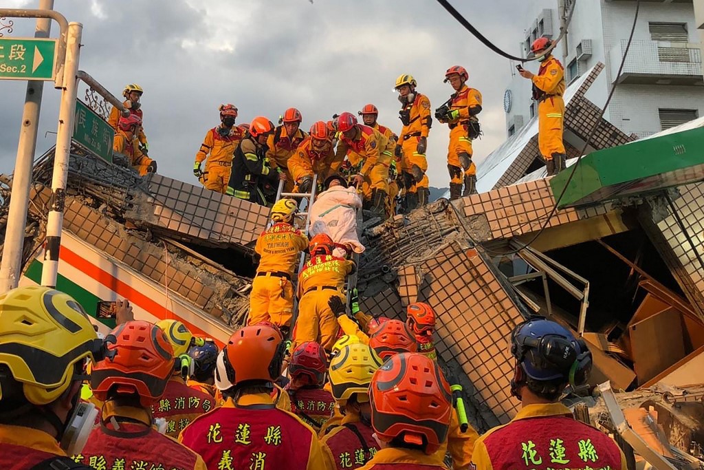Socorristas buscan sobrevivientes entre los escombros de un edificio destruido por el terremoto en Taiwan. (Foto Prensa Libre: AFP) 