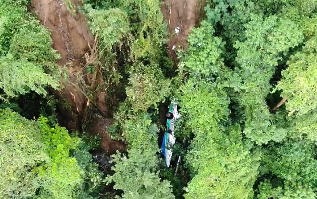 El bus cayó en un precipicio de unos 75 metros en Costa Rica. (Foto Prensa Libre: AFP) 