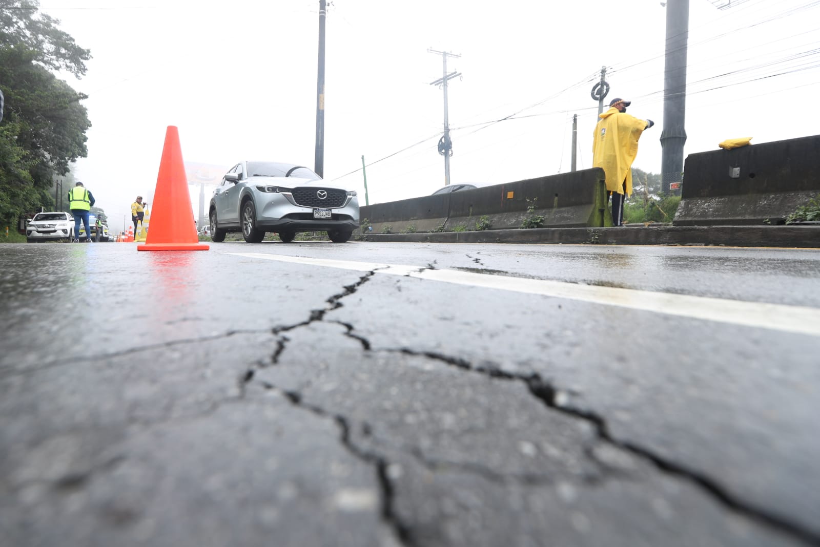 Varias grietas causan daños en el km 11.5 de carretera a El Salvador. (Foto Prensa Libre: Roberto López)