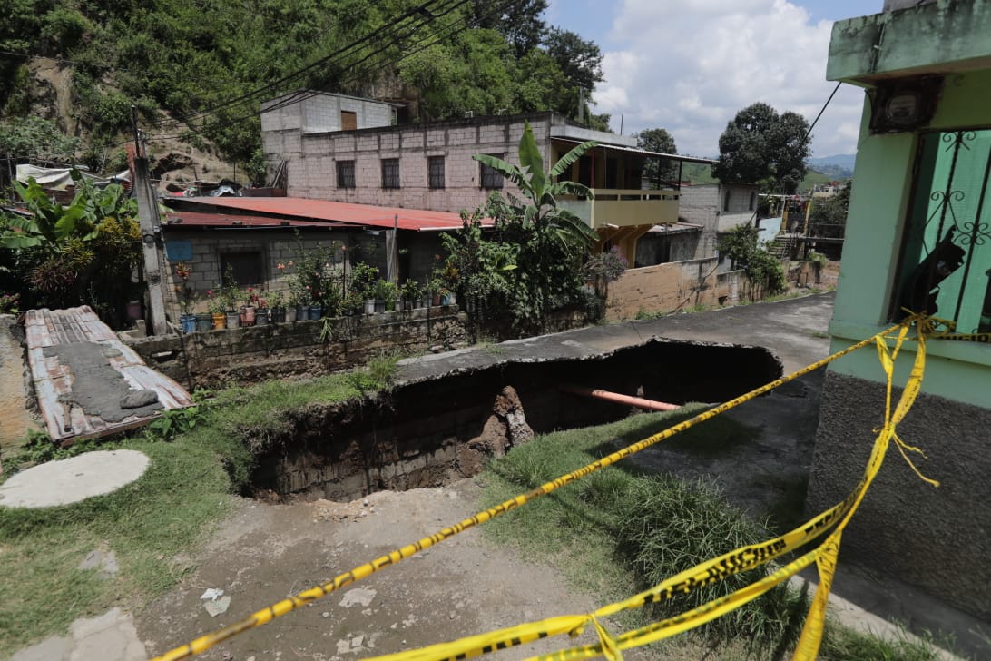 Las correntadas del río Villalobos causaron un socavón en la 10ª. avenida de Residenciales Villalobos, en la zona 2 de Villa Nueva. (Foto Prensa Libre: Élmer Vargas)