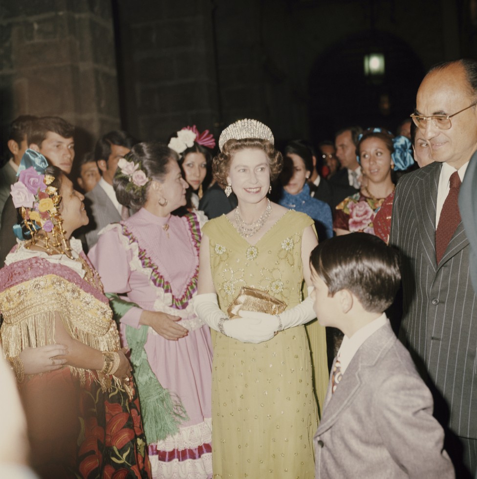 La reina Isabel II con el presidente mexicano Luis Echeverría durante su visita a México en 1975. (SERGE LEMOINE/GETTY IMAGES)