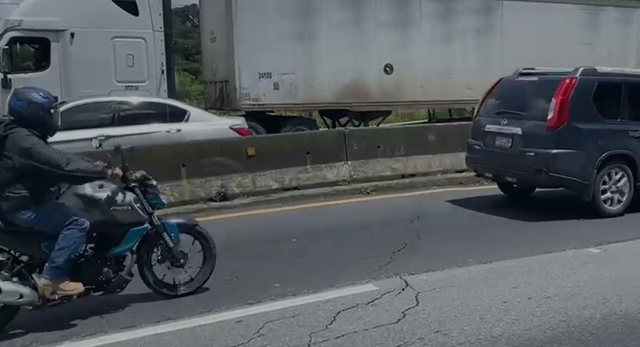 Grietas en carretera a El Salvador: restringen paso de transporte pesado en el km 11.5 a la espera de evaluaciones