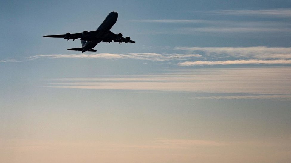 Qué son los “vuelos fantasma” (y por qué las aerolíneas no los cancelan)