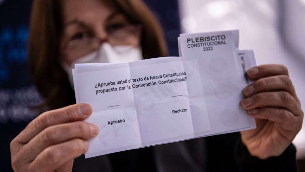Son 15.5 millones de chilenos los aptos para votar este domingo y definir si tienen una nueva Constitución. Fotografía: BBC Mundo. 