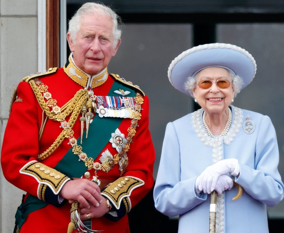 Carlos III con su madre, la reina Isabel II. (GETTY IMAGES)
