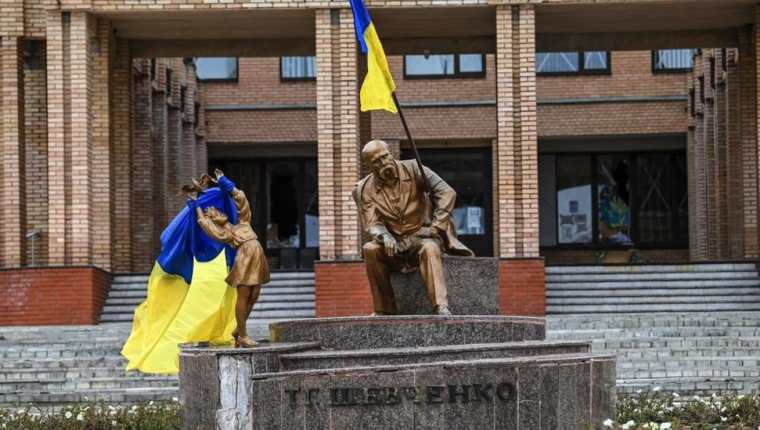 Banderas ucranianas fueron colocadas en estatuas en una plaza en Balakleya, en la región de Járkov en Ucrania.
GETTY IMAGES

