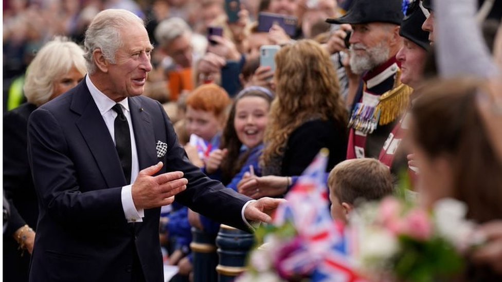 El rey Carlos III saludaba al público en Irlanda del Norte, el 13 de septiembre.
GETTY IMAGES
