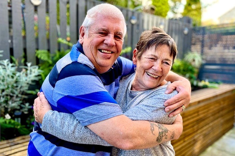 Jim y Margaret Mitchell fueron intercambiados cuando eran bebés antes de que un encuentro casual los llevara a casarse 20 años después.