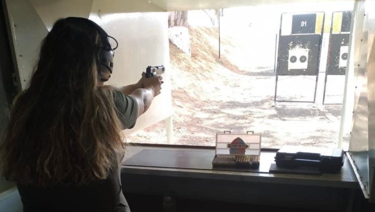 La práctica de tiro apasionó a Carla Izildinha Gomes, que adquirió su primer arma de fuego en junio de 2021. (ARCHIVO PERSONAL)