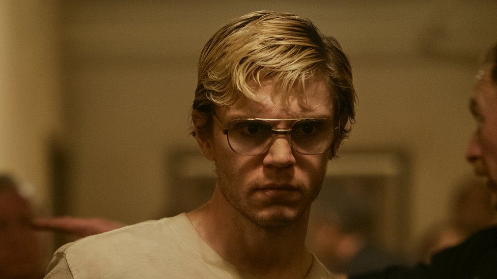 La serie está protagonizada por Evan Peters. NETFLIX