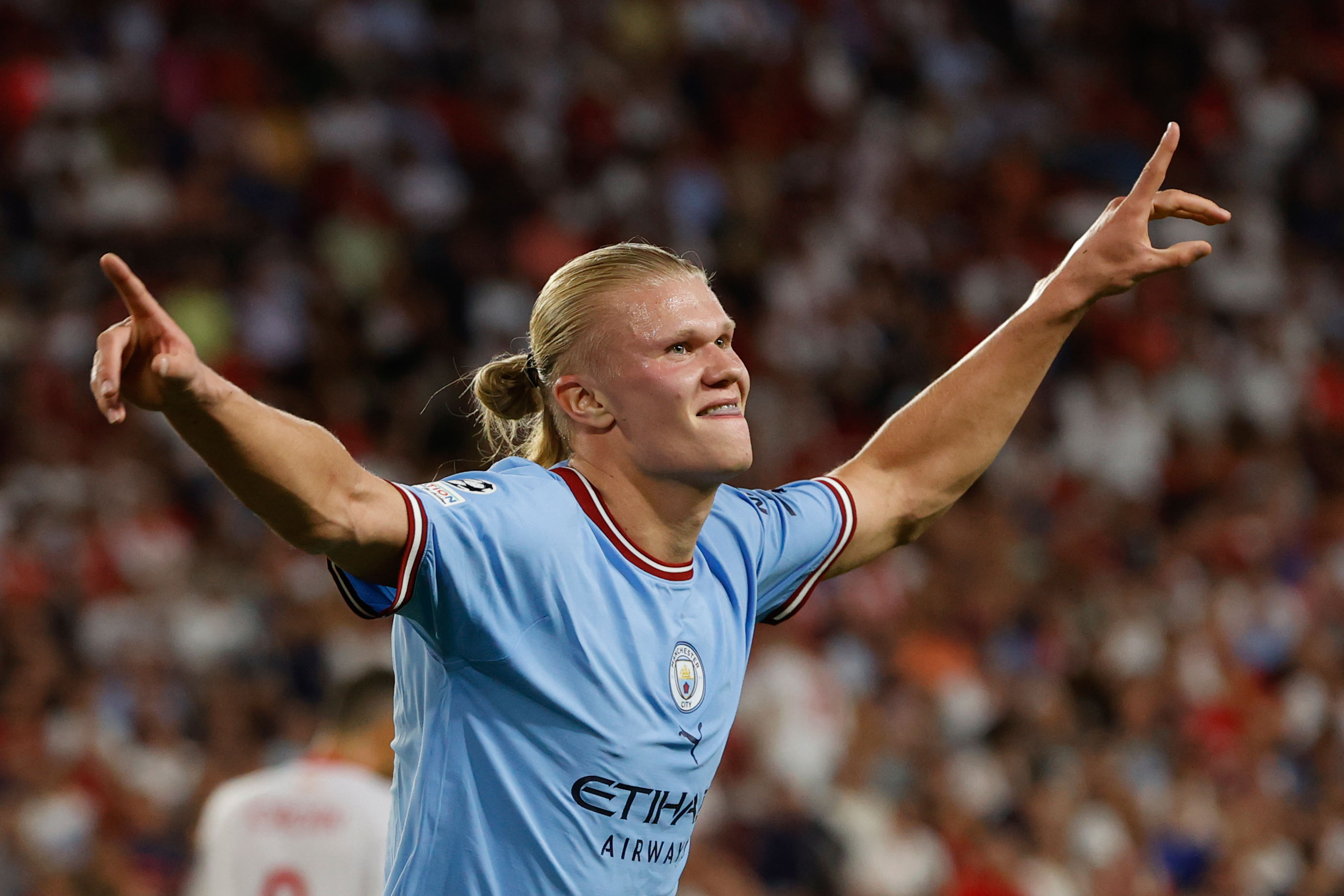 El delantero noruego del Manchester City Erling Haaland celebra su segundo gol, durante el primer partido de la fase de grupos de la Liga de Campeones que Sevilla FC y Manchester City disputaron en el estadio Sánchez-Pizjuán. (Foto Prensa Libre: EFE)