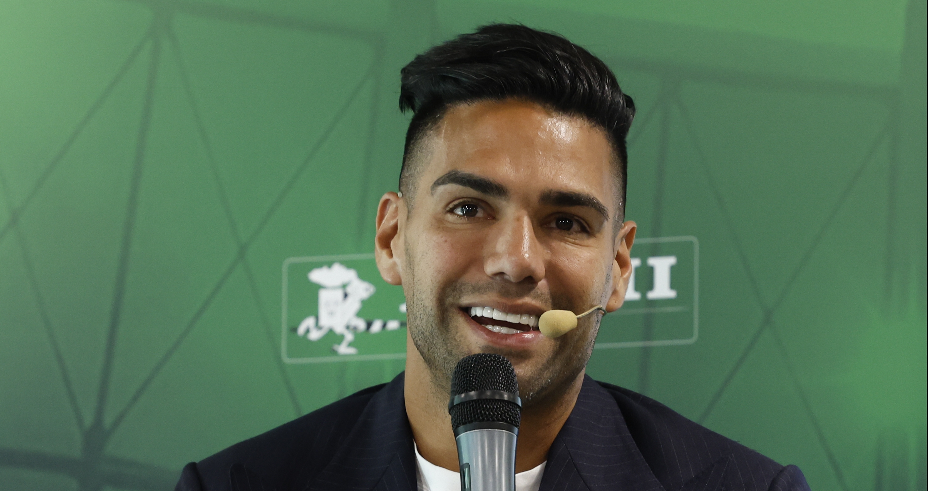 Radamel Falcao participó este martes en la presentación de colección de estampillas de la Liga española. (Foto Prensa Libre: EFE)