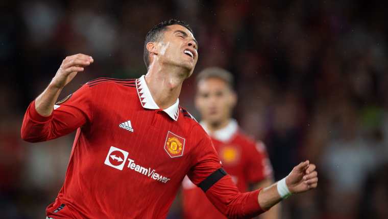 Cristiano Ronaldo se lamenta luego de que su único gol en el partido fue invalidado por posición irreglamentaria. (Foto Prensa Libre: EFE)