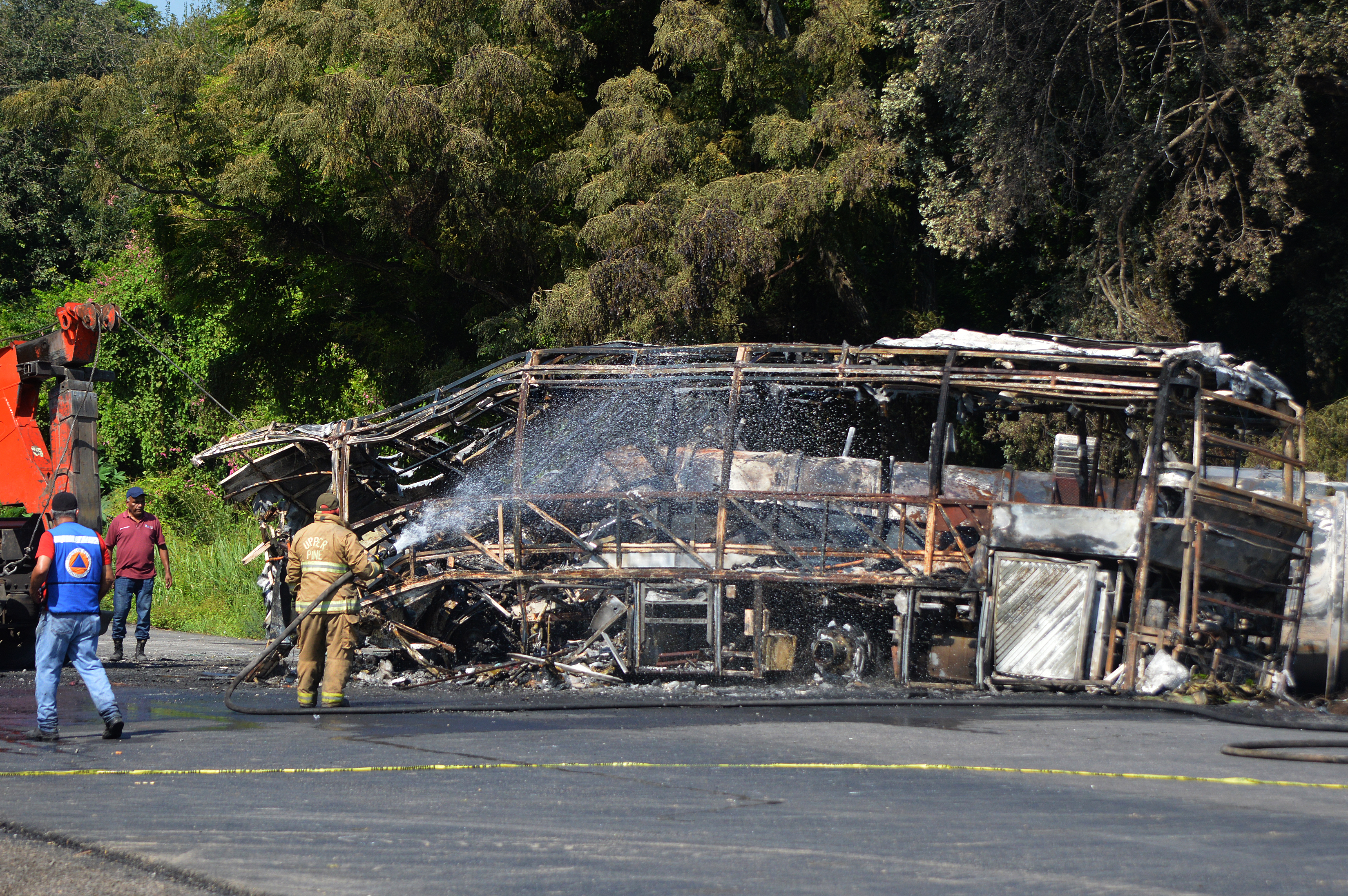 Bomberos y rescatistas trabajan en la zona donde ocurrió un accidente entre un camión de carga y un autobús de pasajeros,  en Ciudad Victoria, Tamaulipas, México, con saldo de 18 muertos, que podrían ser migrantes. (Foto Prensa Libre: EFE)