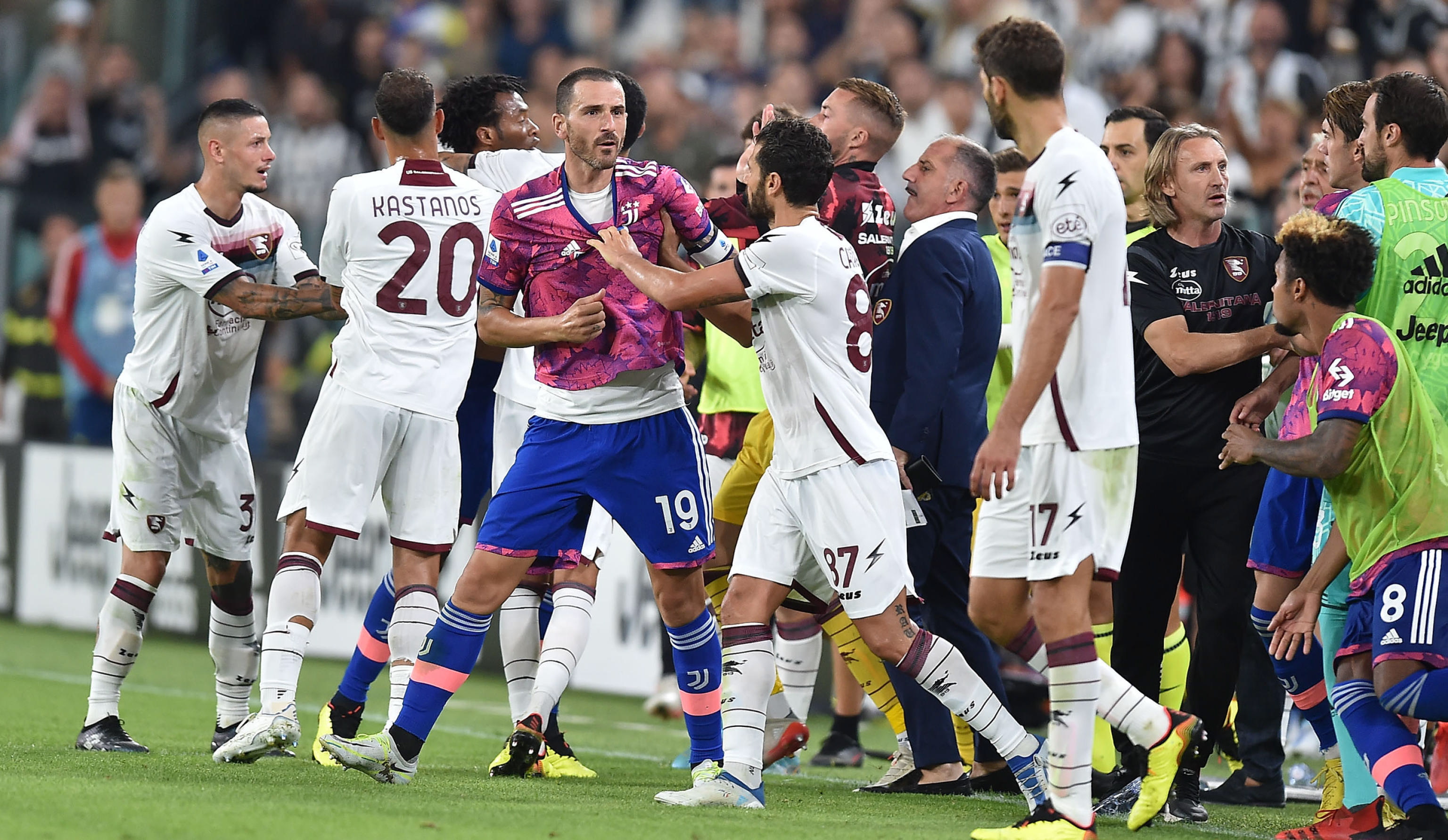 El final de partido entre la Juventus y la US Salernitana incluyó un gol anulado y cuatro expulsiones. Foto Prensa Libre (EFE)
