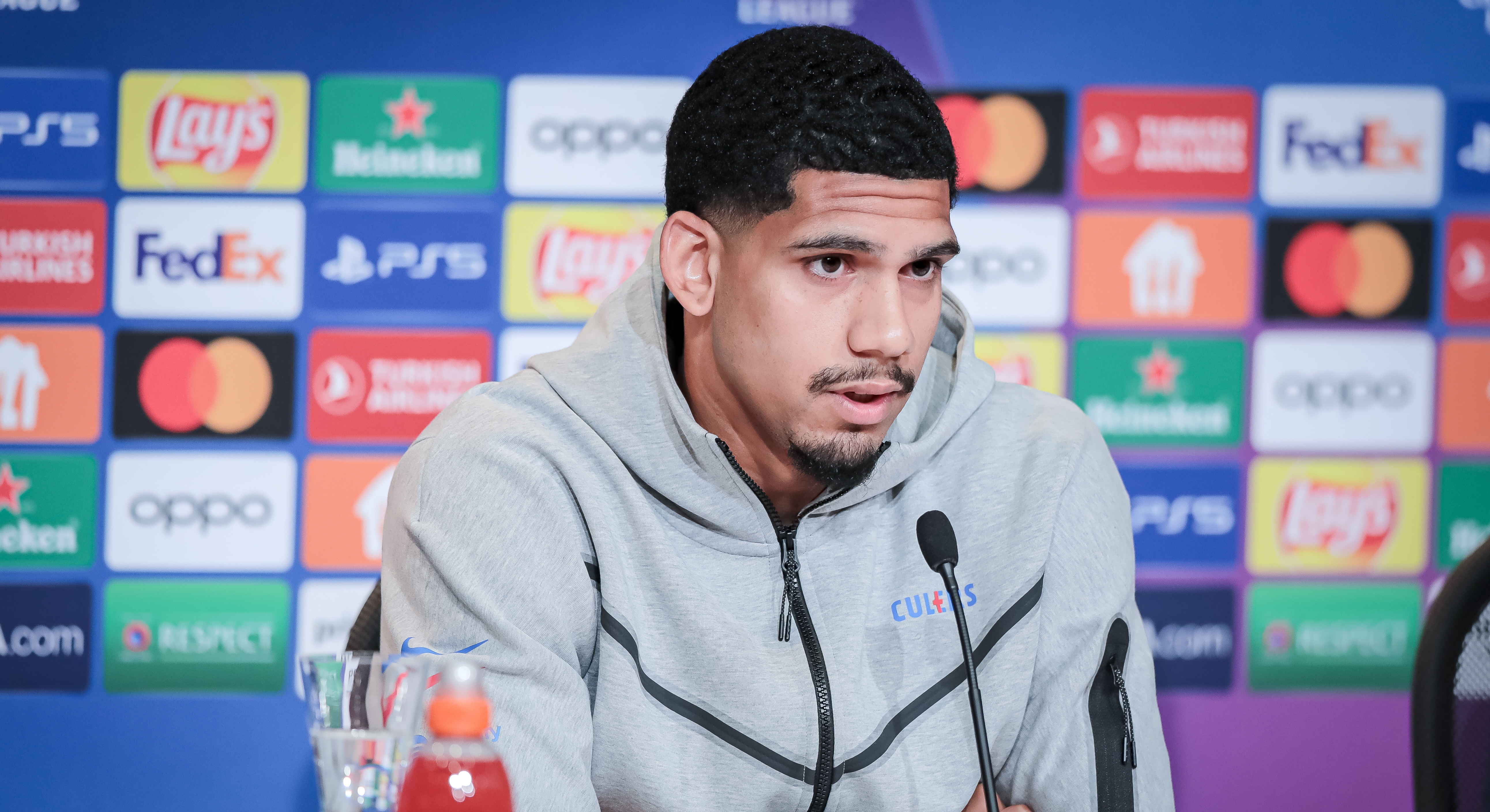 Araújo podría quedarse sin Mundial y además preocupa al Barcelona de cara al Clásico contra el Real Madrid en octubre. (Foto Prensa Libre: EFE)