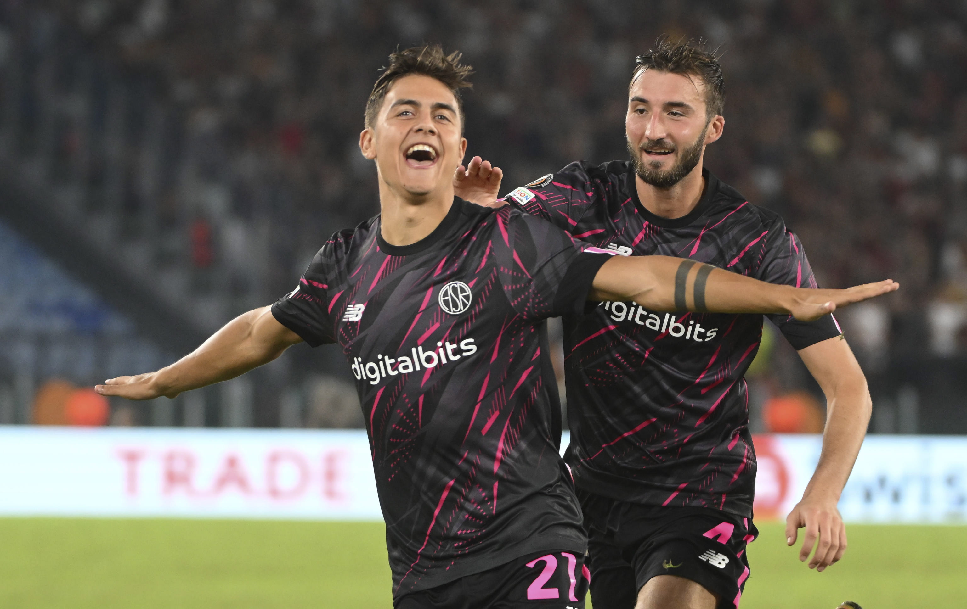 Paulo Dybala celebró con todo el tanto marcado en la Europa League. (Foto Prensa Libre: EFE)